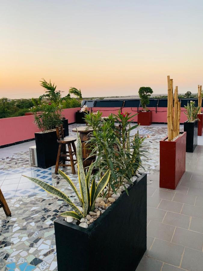 Le Diamant Noir Hotel Nguékokh Esterno foto